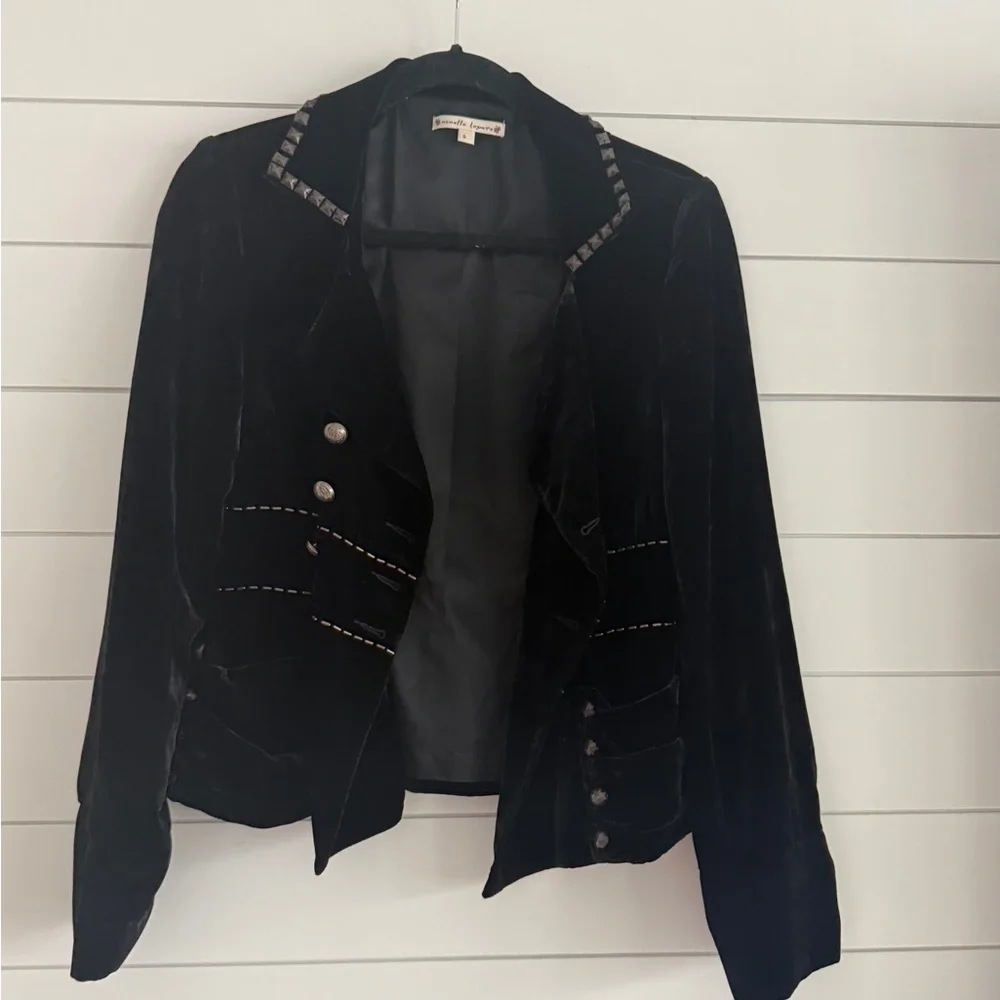 Elegant Black Velvet Women's Jacket, Size 6 - Picture 4 of 13